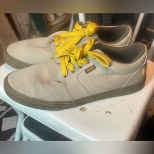 Etnies Men's Beige Sneakers with Bright Yellow Laces